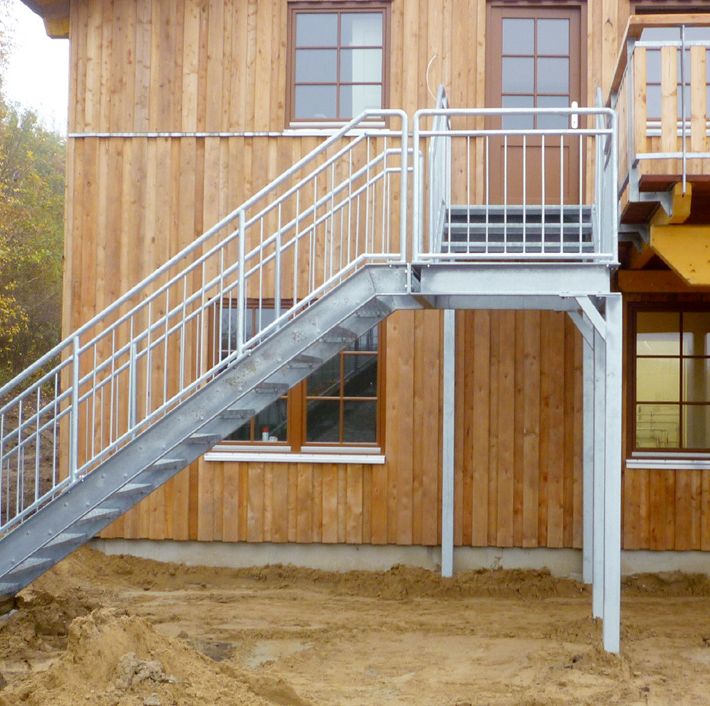 Stahltreppe an der Außenwand eines Einfamilienhauses