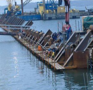 Arbeiter führen Schweißarbeiten im Hafen aus