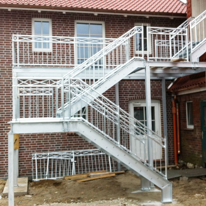 Stahltreppe an der Außenwand eines Einfamilienhauses