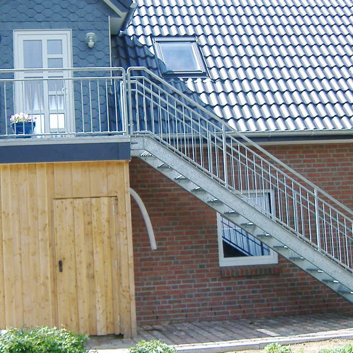 Stahltreppe an der Außenwand eines Einfamilienhauses