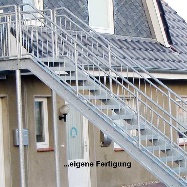 Stahltreppe an der Außenwand eines Einfamilienhauses